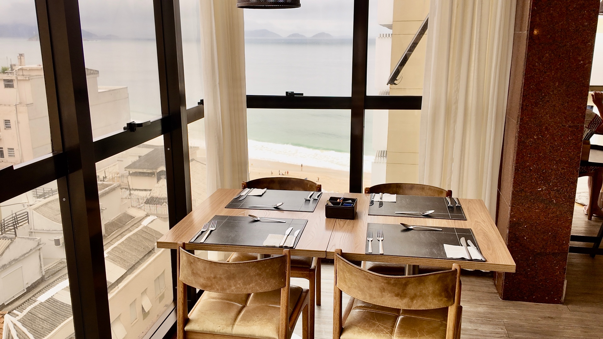 Mesa para quatro com vista para o mar