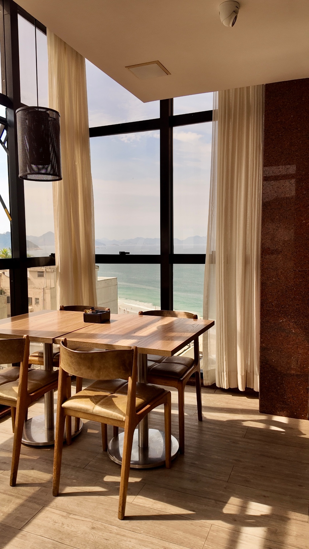 Mesa do restaurante com vista para Copacabana