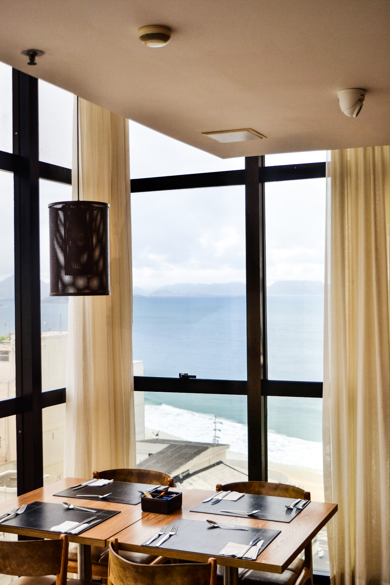 Restaurante do Ritz com vista para o mar de Copacabana